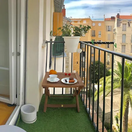 Emma's Guests House ベッド・アンド・ブレックファスト ニース